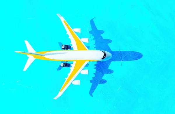 Παιχνίδι Αεροπλάνο Που Φέρουν Πάνω Από Ένα Μπλε Φόντο Μιμείται — Φωτογραφία Αρχείου