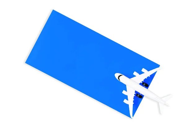 コピースペースのある白い背景に隔離された青いストリップに配置された白いおもちゃの飛行機モデル クリエイティブフライト関連バナー — ストック写真