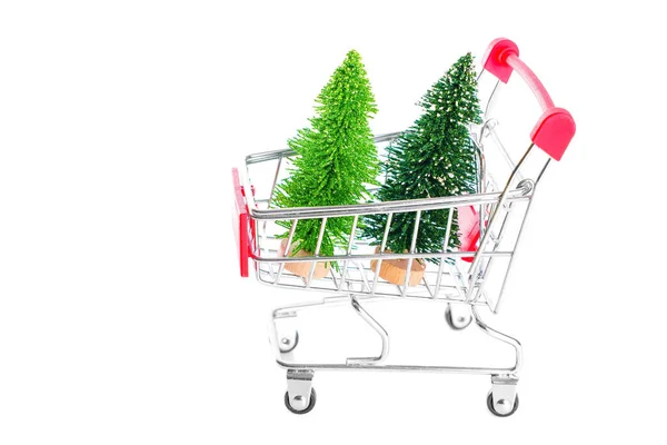 Két Játék Karácsonyfa Egy Miniatűr Bevásárlókocsi Elszigetelt Fehér Háttér Másolási — Stock Fotó
