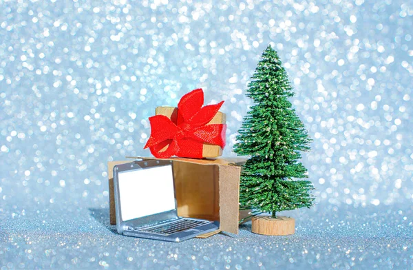 Caixa Presente Desembrulhada Com Laptop Miniatura Por Uma Árvore Natal — Fotografia de Stock