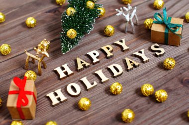 Süslü Noel arkaplanında Mutlu Tatiller yazıları.