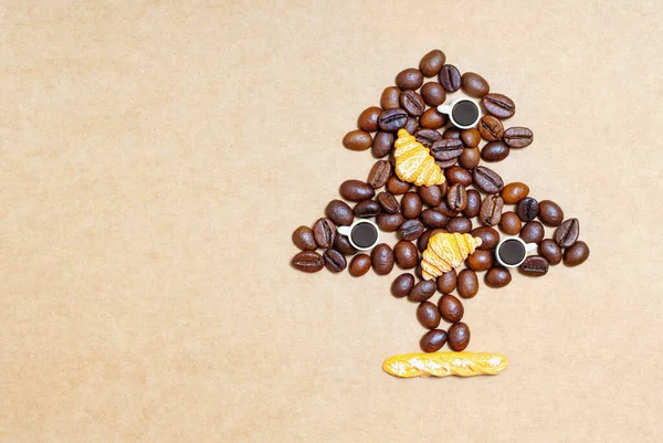 Kerstboom Plat Lay Gemaakt Van Gebrande Koffiebonen Kleine Koffiebekers Croissants — Stockfoto
