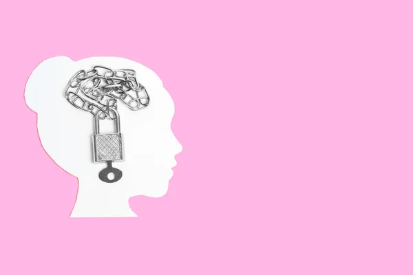 鎖南京錠とコピースペースとピンクの背景に隔離されたキーを持つ女性の頭のプロフィール形状 脳の力の概念を解き放ち — ストック写真