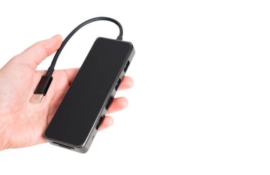 El ele tutuşan siyah alüminyum multiport usb-c merkez adaptörü beyaz arkaplanda izole edilmiş ve kopyalama alanı ile.