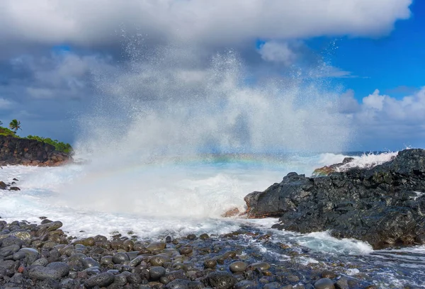 Terreno Accidentado Costa Hawaiana Con Arco Iris Las Olas Rompiendo — Foto de Stock