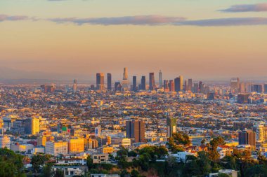 Gün batımında Los Angeles 'ın göz kamaştırıcı güzelliği. Şehrin yüksek binaları sıcak bir ışıltıyla yıkanır ve büyülü bir atmosfer yaratır..