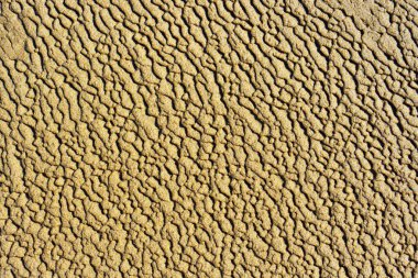 Rüzgâr ve su kuvvetleri tarafından şekillendirilen kumdan yaratılan soyut arkaplan.