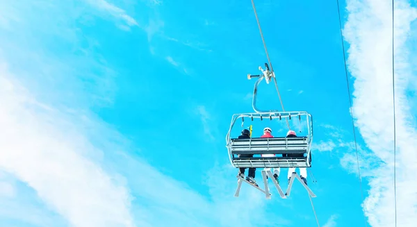 Esquiadores Montam Teleférico Contra Céu Azul Vibrante Vista Baixo Ângulo — Fotografia de Stock