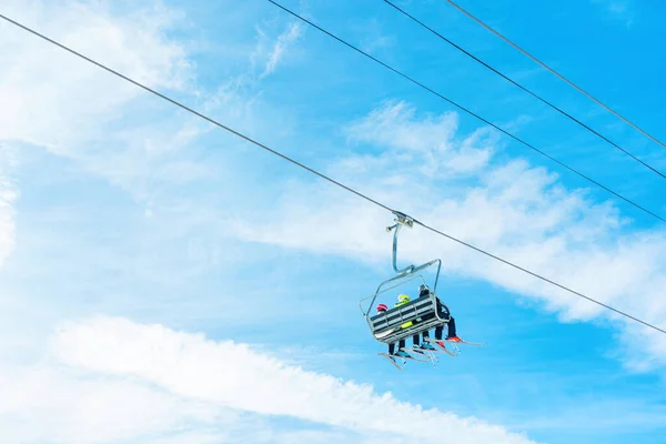 晴れた日には澄んだ青い空に向かってスキーリフトが運行されています スキー ウィンタースポーツ アウトドアレクリエーション関連の背景 — ストック写真