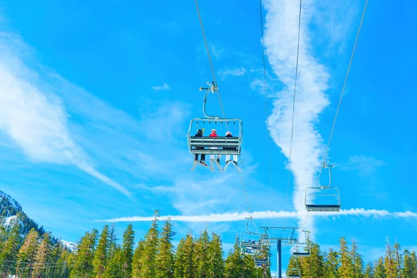 Stolslyft Transporterar Skidåkare Högt Över Tallarna Mot Fantastisk Blå Himmel — Stockfoto