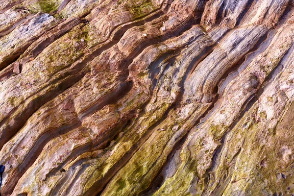 Doğal Güzellik Katmanlı Paslı Kayaların Dokusu Kırmızı Yeşil Soyut Arkaplan — Stok fotoğraf