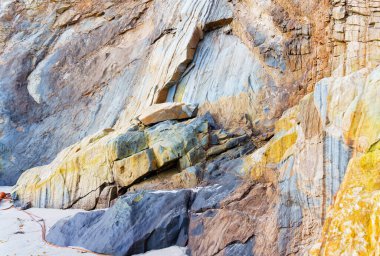 Malibu, California 'nın okyanus kıyısında renkli kaya oluşumları bulundu. Kaliforniya 'nın kıyı şeridinin özü ve doğal harikaları..