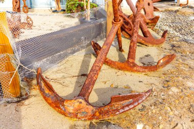 Kumlu sahilde dinlenen kırsal ve yıpranmış çapaların estetik açıdan hoş bileşimi sakin ve huzurlu bir sahil ortamı yaratıyor..