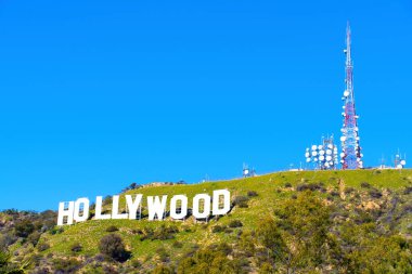 LOS ANGELES, CALIFORNIA - HAZİRAN 01, 2023: Mavi Gökyüzüne Karşı Hollywood İşareti
