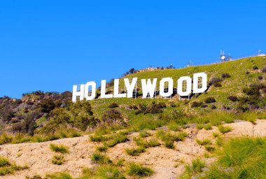 LOS ANGELES, CALIFORNIA - Şubat 01, 2023: Mavi Gökyüzüne Karşı Hollywood Tabelası