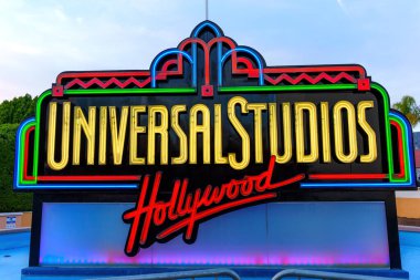 LOS ANGELES, CALIFORNIA - 19 HAZİRAN 2023: Eğlence Parkı çıkışındaki Universal Stüdyoları Hollywood tabelası