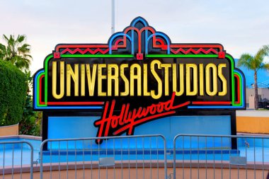 LOS ANGELES, CALIFORNIA - 19 HAZİRAN 2023: Universal Stüdyoları Hollywood tabelası