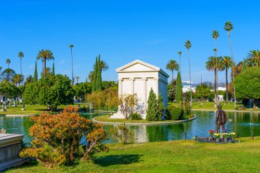 LOS ANGELES, CALIFORNIA - 20 ARALIK 2022: Hollywood Memorial Park 'taki Anıtmezar ve Göl