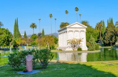 LOS ANGELES, CALIFORNIA - 20 ARALIK 2022: Hollywood Ebedi Mezarlığındaki Anıt Mezar
