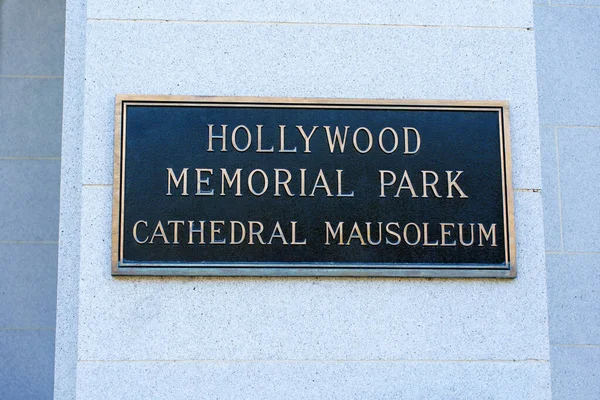 洛杉矶 洛杉矶 2022年12月20日 好莱坞纪念公园大教堂陵墓命名板的特写 — 图库照片