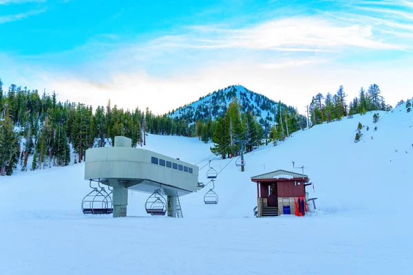 スキー場のリフトステーションでは 雪に覆われた斜面 雄大な山々 美しい松林を背景に素晴らしい景色を楽しめます — ストック写真