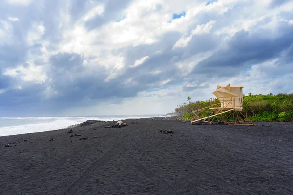 Torre Salvavidas Una Playa Arena Negra Contra Cielo Dramático Sobre — Foto de Stock