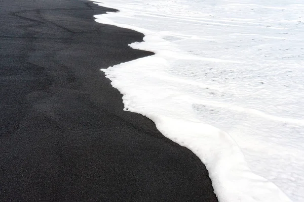 Biała Piankowa Fala Myjąca Się Czarnej Piaskowej Plaży Koncepcja Kreatywnego — Zdjęcie stockowe