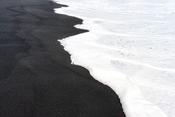 Ola Espumosa Blanca Lavándose Una Playa Arena Negra Paz Creativa — Foto de Stock