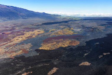 Hawaii 'de volkanik bir manzaranın çıplak ve ıssız güzelliği, taşlaşmış lav akıntıları çorak araziye kazınmış, bir helikopterden çekilmiş..