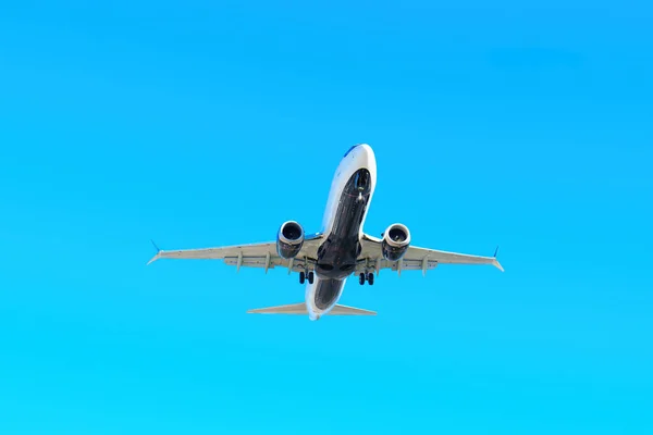 Leszálló Repülőgép Hasa Teljesen Látható Tiszta Kék Égbolttal Szemben — Stock Fotó