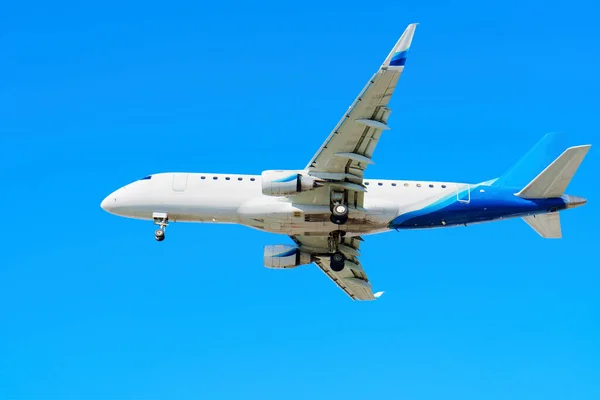 Κοντινή Πλαϊνή Όψη Αεροπλάνου Καθώς Προσγειώνεται Στο Φόντο Του Γαλάζιου — Φωτογραφία Αρχείου