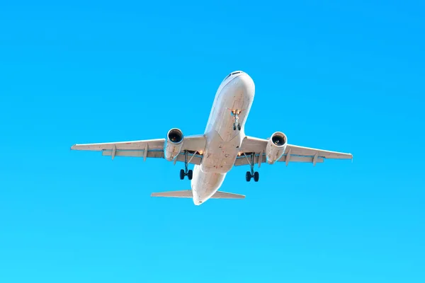Repülő Sík Magasodik Felettünk Tiszta Kilátással Alhasra Szárnyakkal Tiszta Kék — Stock Fotó