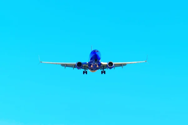 Repülőgép Ereszkedik Leszállás Tiszta Kilátás Nyílik Has Szárnyak Ellen Kék — Stock Fotó