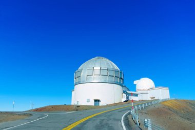 Mauna Kea 'nın gözlem ünitesi açık mavi gökyüzü arkaplanına ayarlandı.