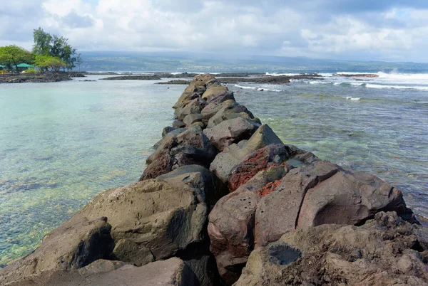 Playa Hawaiana Separada Del Océano Con Una Enorme Barrera Rocas — Foto de Stock