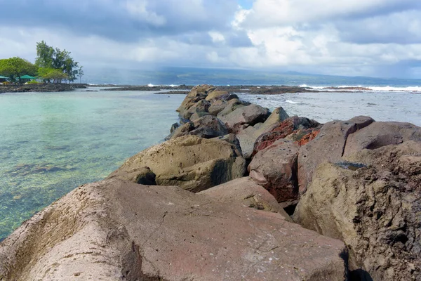 Masiva Barrera Rocas Que Separa Orilla Del Océano Hawai — Foto de Stock