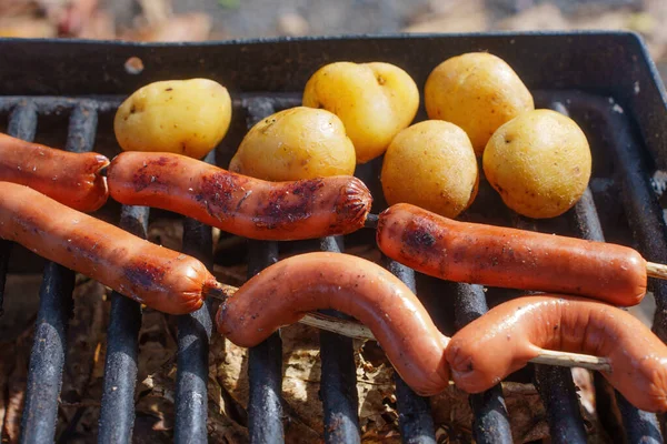 맛있는 소시지 감자를 불위에 요리할 안전하게 보관하기 위하여 가루를 발랐다 — 스톡 사진