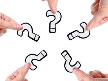 Beş el çemberi, her birinin beyaz arka planda izole edilmiş beyaz soru işareti var. Bilgi ve anlayış arayışında birlik, takım çalışması ve işbirliği.