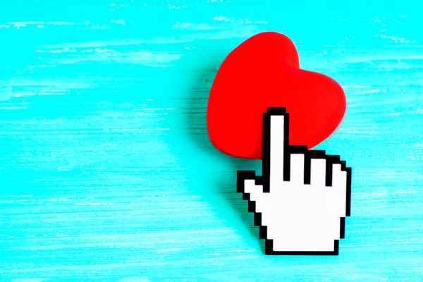 Πλαστικά Pixelated Χέρι Δρομέας Κλικ Ένα Κόκκινο Σχήμα Καρδιάς Που — Φωτογραφία Αρχείου