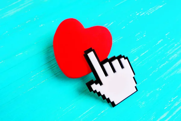 Μεγάλο Pixelated Χέρι Σχήμα Δρομέα Αγγίζει Μια Κόκκινη Καρδιά Τοποθετείται — Φωτογραφία Αρχείου