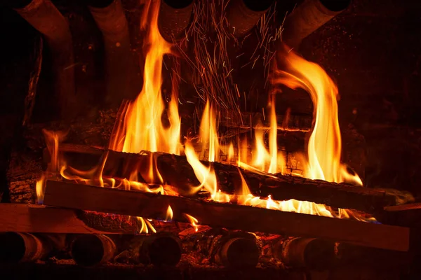 불타는 벽난로의 으르렁 거리는 로그를 가열하는 — 스톡 사진