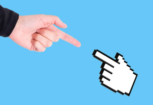手尖手指和电脑鼠标指针 两个人在一个充满活力的蓝色背景上相互伸出手来 与技术 协作和团队合作有关的概念 — 图库照片
