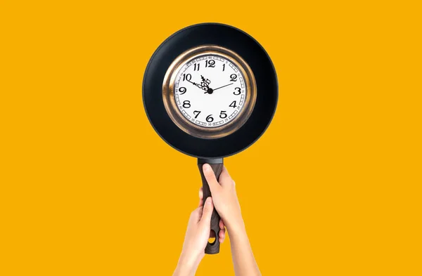 Metafórico Tempo Relacionados Esforço Persistência Conceito Relógio Retro Uma Frigideira — Fotografia de Stock