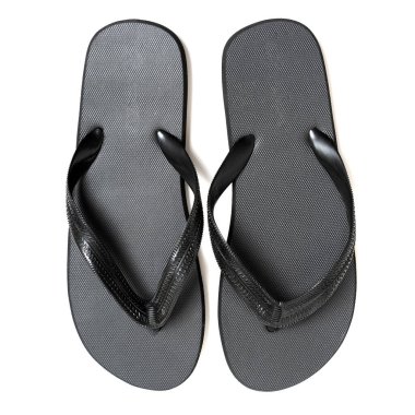 Beyaz arkaplanda izole edilmiş bir çift siyah parmak arası terliğin masaüstü görüntüsü.