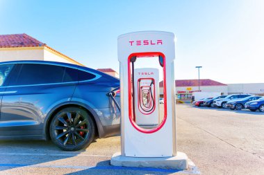 Kaliforniya, ABD - 23 Aralık 2022: Tesla Supercharge Station 'da araba şarj ediliyor