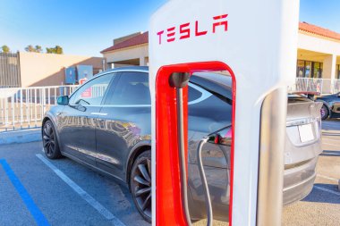 Kaliforniya, ABD - 23 Aralık 2022: Tesla bir süperşarj istasyonunda yol için hazırlanıyor