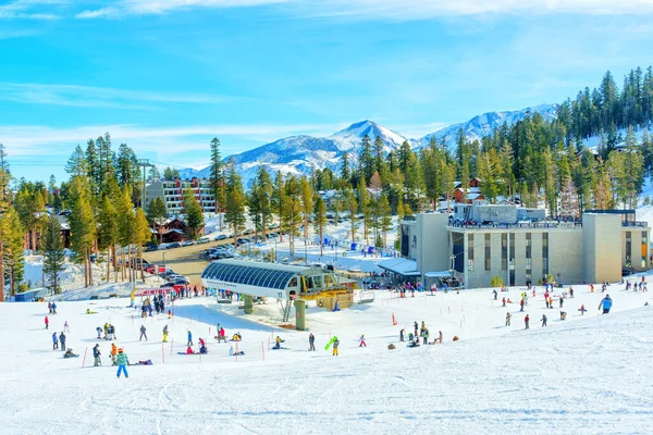 Kalifornien Usa December 2022 Folk Njuter Vintersport Mammoth Mountain Schoolyard — Stockfoto