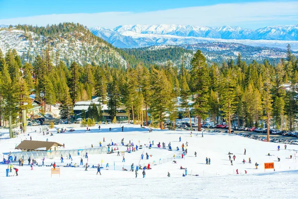 Kalifornien Usa December 2022 Grupp Människor Åker Skidor Snowboard Och — Stockfoto