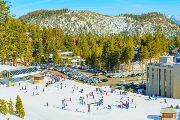 Kalifornien Usa December 2022 Folk Njuter Vintersport Aktiviteter Mammoth Mountain — Stockfoto