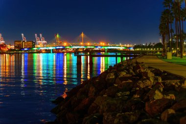 Aydınlatılmış Queensway Köprüsü İnanılmaz Yansımalar ve Şehir Görünümleriyle.